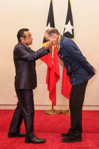 Prezidente Repúblika (PR), Francisco Guterres 'Lú Olo' tara hela medalha kondekorasaun ba Antigu Jornalista no Eroi Timor-Leste, Max Stahl.