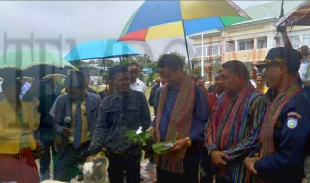 Prezidente Autoridade Munisípal, Komadante Komandu PNTL Baukau, Prezidente CNE hamutuk ho lian na&#039;in sira, lansa hela rituál ba paktu promove paz nian, iha resintu Servisu Administrasaun Baukau.
