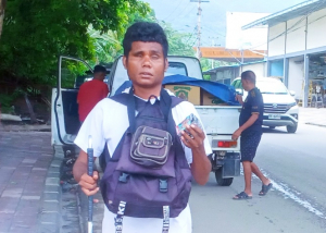 Eis Membru Organizasaun East Timor Blind Union (ETBU), Leonito da Costa Carmone.