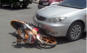 Asidente trafegu karreta soke motorizada Honda Repsol. 