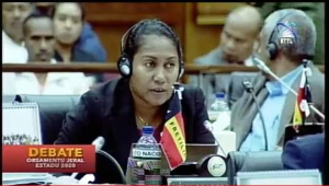 Deputada Nelia Menezes husi Banakada Fretilin iha hela salaun plenária Parlamentu Nasionál 