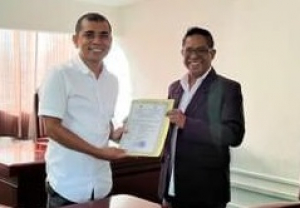 Sekretáriu Ezekutivu Interino ANLA,I.P, António Lelo Taci, entrega hela Sertifikadu ba Ekipa Titular  Autoridade Municipal de Dili.