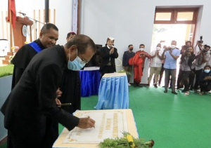 Primeiru Ministru (PM), Taur Matan Ruak, asina hela plaka Universidade Católica Timorense São João Paulo II, iha Balide, kuarta (08/12).