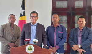 Prezidente Konfederasaun Desportu Timor-Leste (KDTL), Macario Floriano Sanches, akompana husi ekipa sira hafoin hasoru malu ho PM Taur Matan Ruak.