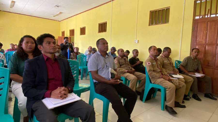 Ekipa TIC Timor I.P hamutuk ho Autoridede lokál sira partisipa hela atividade sosializasaun iha salaun Postu Administrativu Ainaru Vila, segunda (14/11).