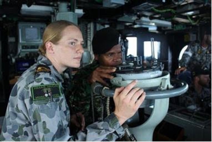 Ofisiál komponente naval Austrália husi ró ‘HMAS Huon’ fó treinamentu ba sira nia kolegas Timoroan kona-ba tekniku navigasaun.