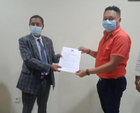 Ministru Transporte Komunikasaun, Jose Agustinho da Silva entrega sertifika lisensa operador ISP ba Metrolink iha edifisiu MTK, Kaikoli, Dili, Sexta (9/4) 
