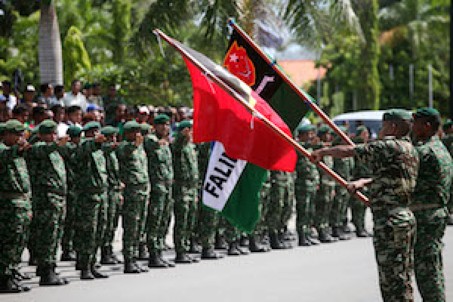 Membru F-FDTL kontanes ba Bandeira Nasional ho FALINTIL - Forsa de Defesa Timor Leste iha parade ida iha palasiu Governu nia oin