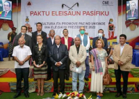 Kandidatu Prezidente Repúblika hasai foto hamutuk hafoin asina Paktu Eleisaun Pasifiku iha Salaun CNE, Kolmera, segunda (28/02).