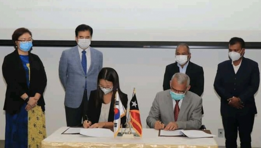 Ministru Finansa (MF), Rui Gomes ho Ajénsia Kooperasaun Internasionál Koreia (KOICA) asina hela akordu subvensaun iha Ministeriu Finansa, Ai-tarak Laran, kinta (14/01).