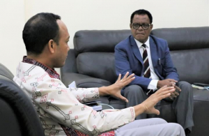 Prezidente Kámara Komérsiu Indústria Timor-Leste (CCI-TL), Oscar Lima,dada lia hela ho Ministru Obras Públika (MOP), Abel Pires da Silva.