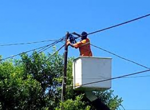 Tékniku Eletrisidade Timor-Leste, hadi&#039;a hela liña eletrisidade iha fatin balun.