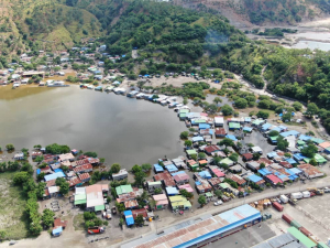 Uma komunidade iha Lagua Tasi Tolu hafoin semana semana rua inundasaun Loron 4 fulan Abril 2021