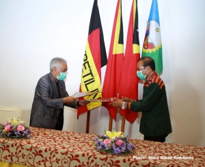 Sekretariu jeral Fretilin Mari Alkatiri i Prezidenti PLP Taur Matan Ruak intrega ba malu dokumentu asinatura nota entendementu hafoin asina iha Otel Timor Dili, Sabdu (21/03). 