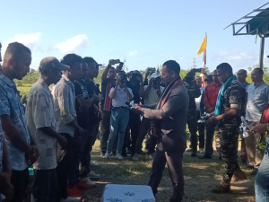 Vise Ministru Agrikultór no Peskas, Abilio Araújo, entrega hela xave mákina ba grupu sira iha Betanu.