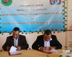 Sekretáriu Estadu Kooperativa (SEKOOP), Elizário Ferreira hamutuk ho Sekretáriu Estadu Peskas, Elidio de Araújo asina hela kontratu servisu.