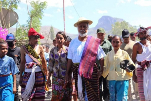 East Timor Nasonal Hero in Manatuto Traditional dress when he is visited Rembor  (8/9)