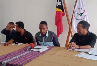 Ekipa Forum Organizasaun Naun Governamental Timor-Leste (FONGTIL) hala&#039;o konferensia imprensa iha Salaun FONTIL, Kaikoli.