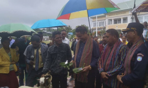Prezidente Autoridade Munisípiu Baukau no Autoridade Seguránsa PNTL Baukau, hamrik asiste hela lia-na&#039;in sira hamulak iha resintu Administrasaun Munisípal Baukau, kuarta (23/02).
