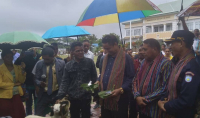 Prezidente Autoridade Munisípiu Baukau no Autoridade Seguránsa PNTL Baukau, hamrik asiste hela lia-na'in sira hamulak iha resintu Administrasaun Munisípal Baukau, kuarta (23/02).