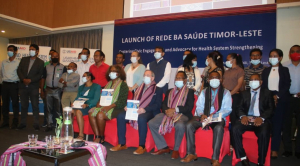 Ekipa FONGTILI hamutuk ho ekipa parseiru United States Agency for International Development (USAID) hasai foto hamutuk iha lansamentu Rede ba Saude iha Timor-Leste (REBAS-TL).