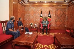 Komandante Jeral PNTL, Faustino da Costa hamutuk ho ninia adjunto Komandante PNTL, Henrique da Costa sorumutuk ho Prezidente da republika, Dr. Francisco Guterres Lu Olo iha Palasiu Prezidensial, dili (2/4)