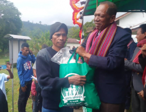 Prezidente Autoridade Munisípiu (PAM) Manatuto, Bernardo Lopes, entrega hela ai-han sesta bazika ba komunidade.