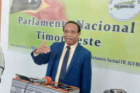 Ministru Asuntu Parlamentár no Komunikasaun Sosiál (MAPKOMS) Francisco Jerónimo ko'alia hela ho jornalista sira iha Parlamentu Nasionál (PN).