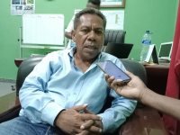Prezidente Centru Logistika Nasional (CLN) Augosto Junior Trindade hatan hela ba Jornalista nia perguntas iha kanar fatin bebora, sesta (11/12).