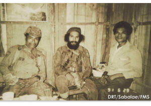 Trix, 2º Comandante da III Unidade (Karuk), Taur Matan Ruak, Sub-Chefe do Estado-Maior das FALINTIL, (Klaran) e Keri Laran Sabalae, Membro da Frente Clandestina (Los), durante um encontro numa Aldeia de Ossú/Viqueque. 29.JUN.1991