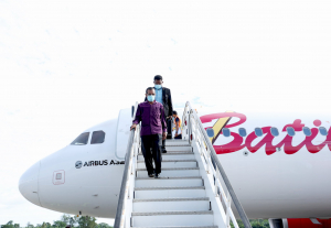 Primeiru Ministru (PM), Taur Matan Ruak, tun hela husi aviaun Batik Air, iha Aeroportu Komoro, kuarta (29/06).