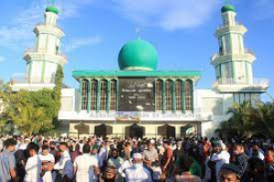 Komunidade Musulmanu sira selebraloron Idul fitri iha Masjid Kampu Alor.
