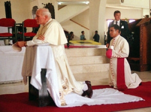 Akompana husi Bispo Diosese Dili, Dom Carlos F. X. Belo, SDB, Amo Papa Joao Paulo II hakneak halo orasaun iha Igreija Katedral Dili durante ninia vizita mai iha Timor Leste iha 12 de Oetobru 1989
