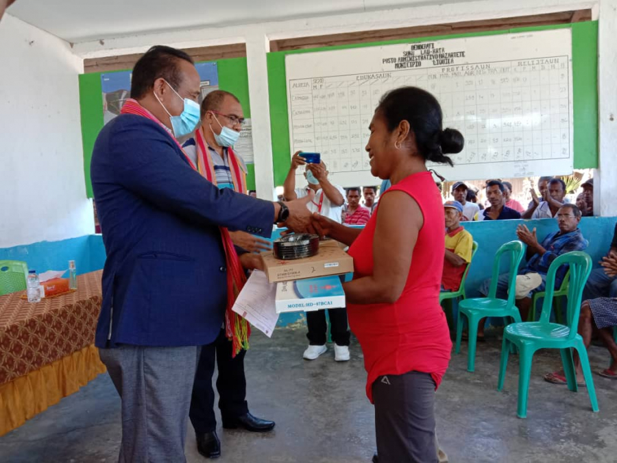 MAPKomS, Francisco Martins Jeronimo, entrega hela set top box (STB) ba komunidade iha Suku Lauhata, Postu administrativa Bazartete, Munisípiu Likisa, segunda ( 19/07).