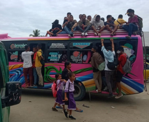 Transporte publiku (bus) ne&#039;ebe tula hela pasajeiru siraa husi Munisipiu Dili ba munisipiu Parte Leste.