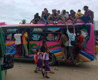 Transporte publiku (bus) ne'ebe tula hela pasajeiru siraa husi Munisipiu Dili ba munisipiu Parte Leste.