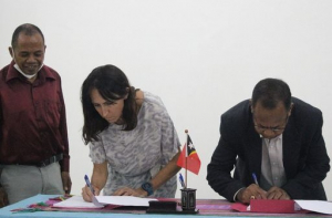 Vise-Ministru Saúde, Bonifácio Mau Coli dos Reis, asina Memorandum Entendimentu ho Asosiasaun HAMNASA ba kombate no hapara Tuberkuloze (TB) iha Timor-Leste.