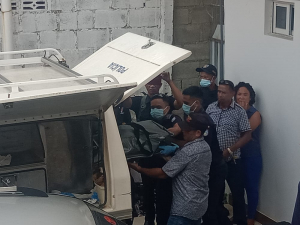 Ekipa Polísia Nasionál Timor-Leste hatama mate isin SB ba karreta forensik lori ba HNGV hodi halo prosesu autopsia.