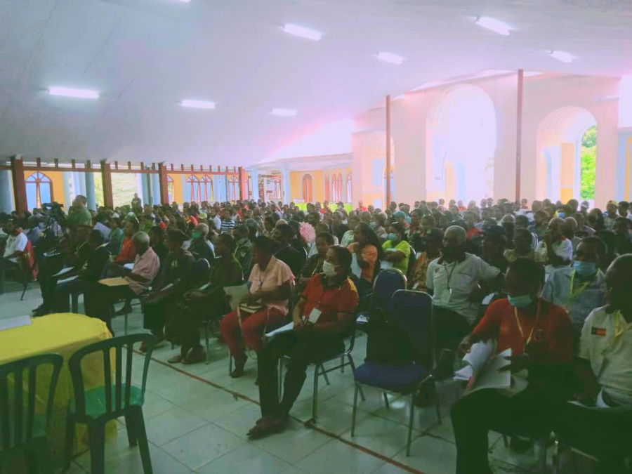 Partisipantes sira ne’ebé tuir hela konferensia fretilin nivél postu ba dala-5 iha salaun sentru konvensoens Baukau (CCB), domingu (14/11).
