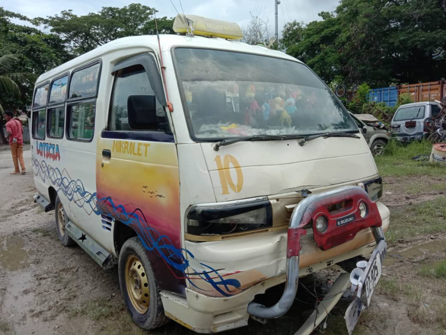 Karreta Mikrolete ne’ebé soke Motorizada Honda Beat iha Lampu Merah Leader nia oin, para hela iha komandu PNTL Munisípiu Dili.