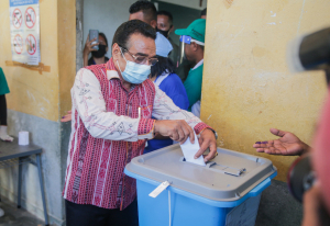 Kandidatu Prezidente Repúblika (PR), Francisco Guterres ‘Lú Olo’, vota hela iha sentru Votasaun Farol, sábadu (19/03). 