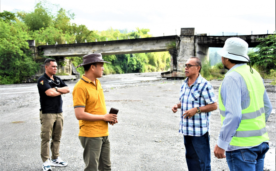 Ministru Obras Públikas (MOP), Abel Pires da Silva, hamutuk ho ekipa observa direta ponte Lamara no Ponte Dilor.