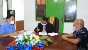 Sekretário Estadu Kooperativa (SEKoop),  Elizário Fereira ho Director of Telemor Fintech, Phan Thanh Tung, asina hela MoU iha salaun reuniaun SEKoop, Akait-Dili.