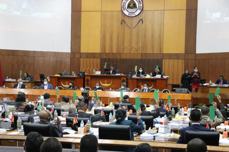 Membru Parlamentu Nasional sira halo aprovasaun ba lei iha plenaria.