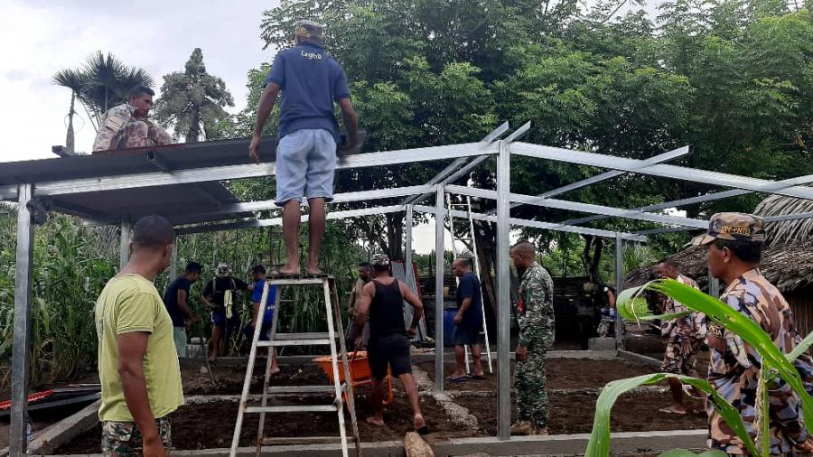 Ekipa tékniku voluntariu husi Polisia Militar no UPF konstrui hela uma ba komunidade iha Aldeia Tolan TCL  23, Suku Batugade, Postu Administrativu Balibo, Munisípiu Bobonaro.
