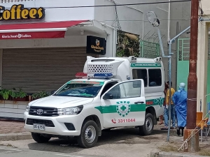 Pasiente Covid 19 nain rua sa&#039;e daudaun ba ambulansia ne&#039;ebe para hein iha Hotel Katuas iha avenida Prezidente Nicolao Lobato Dili
