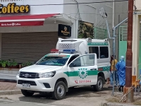 Pasiente Covid 19 nain rua sa'e daudaun ba ambulansia ne'ebe para hein iha Hotel Katuas iha avenida Prezidente Nicolao Lobato Dili