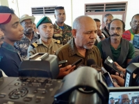 Major Jeneral F-FDTL, Lere Anan Timur ko'alia hela ba jornalista sira hafoin hola parte iha programa Sagrada Familia nian iha Bidau, Dili (08/11)