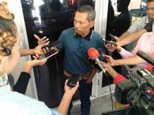 Deputadu partidu CNRT Patrocíno Fernandes  ko&#039;alia ba Jornalista iha Parlamentu Nasional