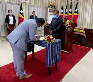 PM Taur Matan Ruak asiste PA RAEOA Arsenio Bano asina termu de pose iha palasiu Governu Dili (12/6)